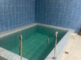 Двухэтажный дом с сауной, hotel v destinaci Dněpropetrovsk