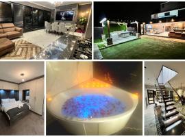 Elegant 6 bedroom Family Home, 2x corner Jacuzzi bath in LUTON, hotel v Lutonu