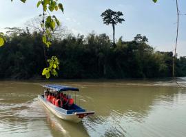 Mỏ Vẹt Guesthouse Riverside, hotel in Tân Phú