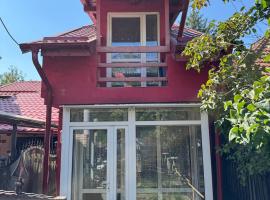 Mica casă roșie, hotell sihtkohas Cîmpulung