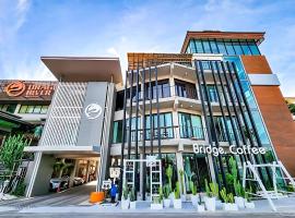 Dragon River Avenue, hotel em Phitsanulok