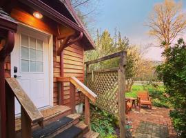 Emmons Suite at Ashford Lodge: Hot Tub, Projector!, hotel v destinaci Ashford