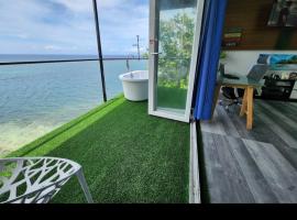 Beach house near ochi Rios and Ian Fleming airport, hotel in Salt Gut