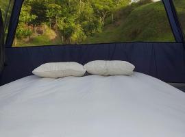 Hostel and Camping Angel, hótel í Puerto Limón