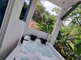 Luxury Suite del Faro, Romance en la represa, hotel in Prado