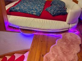 Sky Harmony Penthouse mit Wasserbett, Jacuzzi und Grill、フィリンゲン・シュヴェニンゲンのホテル