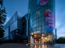 Trendy Romantic Hotel International Guangzhou Baoneng Performing Arts Center Science City Metro Station Branch - Free Deliver Service to Guangzhou Baiyun International Airport & Free Deliver Service to Canton Fair Complex During Canton Fair Period