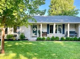 Sunlit Maple Inn-Rest Awaits You