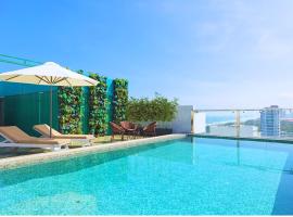 Palazzo Luxury Hotel & Bistro - Central My Khe Beach Walking Street, hotel in Da Nang