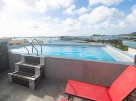 4 Bedroom Beachfront Condo with Private Pool D21, Hotel in Simpson Bay
