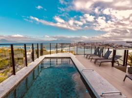 The Bridge by Xtay -Estúdios em Floripa com Piscina no Rooftop e Academia Completa, e fácil acesso as Praias Populares, hotel v destinaci Florianópolis