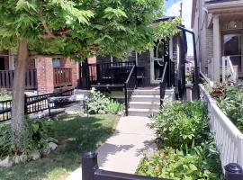 The Cozy Bungalow in North York Nest, hotel v destinaci Toronto