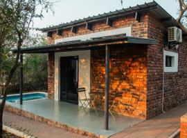The Hill Chalets - Crocodile Pools-Self Catering, hotel in Ramotswa