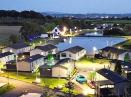 Arranview Lochside Pods & Lodges all with private Hot-tubs, hôtel à Fenwick