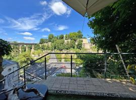 Historic Town Luxe and Epic View, hotel in Clausen