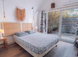 Bungalow JASMIN dans jardin tropical proche lagon, hotell sihtkohas Saint-Gilles les Bains
