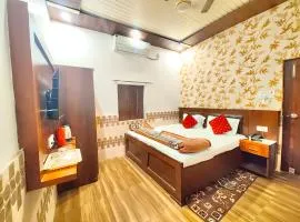 Hotel Ayodhya HNU-MAN GH -Near 400m from Ram Mandir & Hanuman Gadhi Mandir #Fully Air-Conditioning & Spacious Rooms #Free Wifi #Free Parking #Best Hotel In City