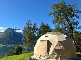 Vollsnes Glamping, hotel in Stryn