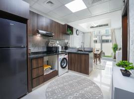 EasyGo Spacious 3BR with Garden in DAMAC Hills 2, hôtel à ‘Ūd al Bayḑāʼ
