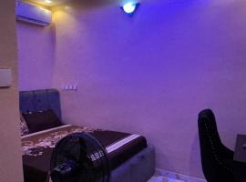 LUXE 90 INTERNATIONAL HOTEL AND Suites, ξενοδοχείο σε Wasimi-Aiyetoro