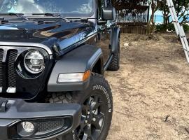 Kauai Explorer Camp with Rooftop Tent Adventure Comfort Gear-Included, hotell sihtkohas Anahola