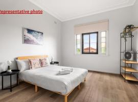 Affordable Double Bedroom - Heart of Belmore with Shared Bathroom, ξενοδοχείο στο Σίδνεϊ