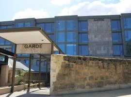 Garde and Warders Hotel