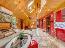 Stunning! Pocono Escape! HotTub Sauna Pool Ski Pet-Friendly Firepit Game Room Fireplace BBQ Lakes Tennis Fishing