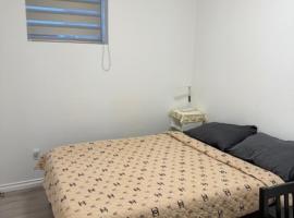 Exclusive Offer - A special deal ending soon!! Super Nice Location - Very close to YVR Airport and shopping center & easy transportation,位于温哥华的酒店