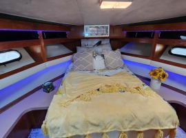 2 Bedroom Yacht Rental, hotell i Cranston