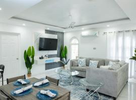 Kiki Modern Haven 2BR Condo with Pool and Ocean View Ocho Rios, Hotel in Ocho Rios