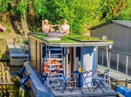Romantic Houseboat Neptun in Prague with Paddle Boat, hotel u Pragu