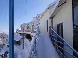 Aurevelle Kastura Resort - 5 Min from Surkhanda Devi Temple # Mountain View Rooms # Himalayan View Resort