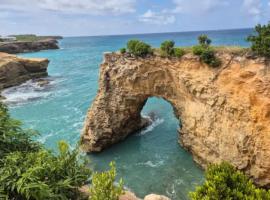 Oceanfront Villa with Pool, Jacuzzi and Kayaks on Anguilla Island, hotel v destinaci Island Harbour