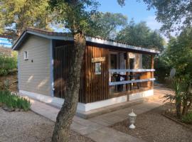 Chalet à Gassin au calme sous les pins, hotel en Gassin