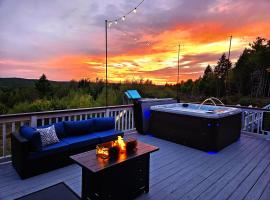 Bear Mountain Lodge. 560 Acre Wooded Estate., hotel v destinaci Robbinston