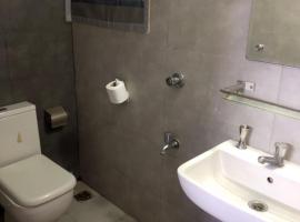Affordable cozy room with attached washroom, viešbutis Dakoje