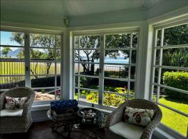 The Lake House with private spa Lake Rotorua, hotel v destinaci Rotorua