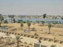 S S Luxor Hotel、ルクソールのホテル