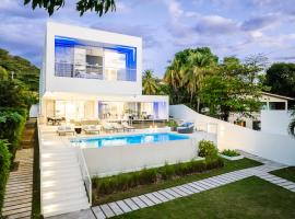 Beachfront Luxury Villa W Pool Sunset Casa De Lys, ξενοδοχείο σε Coco