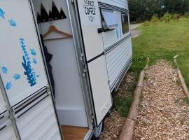 Gerestylde vintage caravan "Zee" met luxe badkamer bij "de Kapitein", hotel in 't Horntje