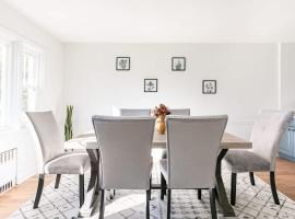 Fire pit ~ Game Room ~ near NYC ~ Modern Luxury, hotel in New Rochelle