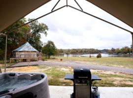 Romantic Safari Tent with Grill and Hot Tub in Cedar Bluff, Alabama, hotel in Gaylesville