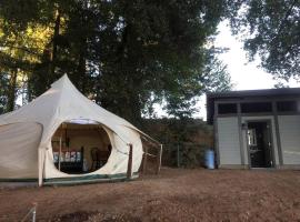 Lotus Yurt in Vineyard Overlooking Monterey Bay near Los Gatos, California, ξενοδοχείο σε Redwood Lodge