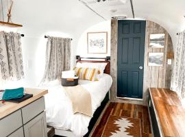 Sleek, Modern Airstream in Grand Junction, Ideal for Colorado Glamping Escapes, hotel in Grand Junction