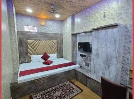 KASHIKAA - G HOUSE ! Comfoortable & Affordeble Stay In the Heart of Varanasi - Near The Holy Kashi Vishwanath Temple !!