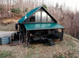 Secluded A-Frame Cabin Escape near the Appalachian Trail in Marshall, North Carolina，Marshall的飯店