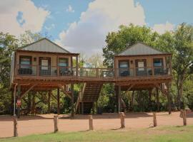 Friendship by the Water: Texas Tented Cabin Oasis for a Lakeside Getaway, ξενοδοχείο σε Marion