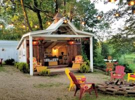 Unique Repurposed Barn near Niles for Glamping in Michigan, hotel in Niles