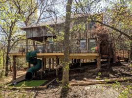 Magical Treehouse with Slide by Brazos River for Family Glamping Adventures in Texas, отель в городе Buckner